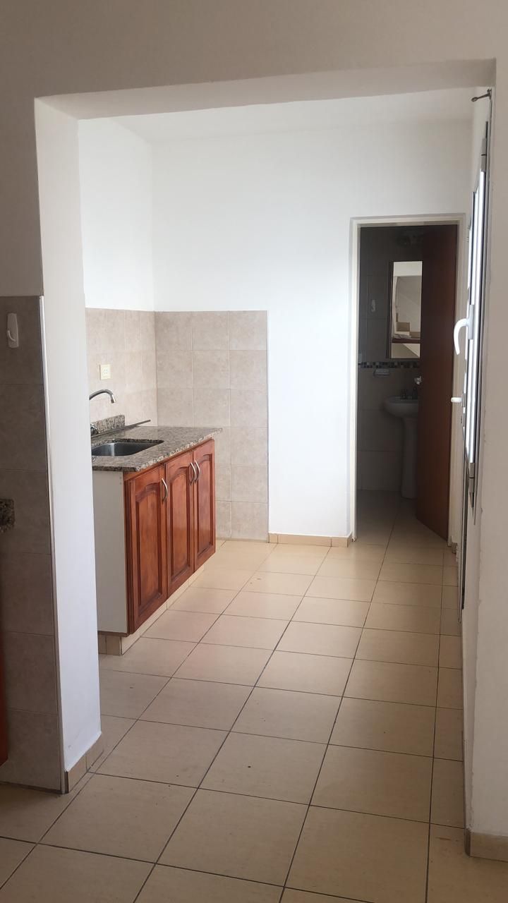 Mesada con bacha y puerta hacia el baño