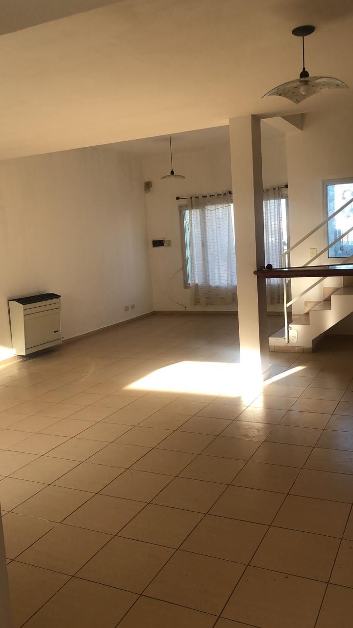 Living con la escalera que sube a la planta alta