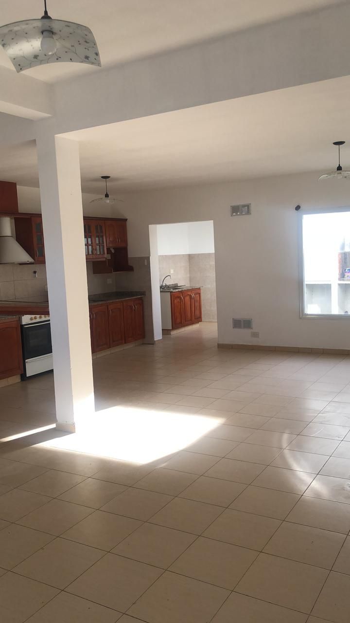 Living y cocina integrados, con mucha luz natural