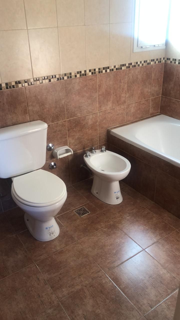 Baño completo con bañera, inodoro y bidet