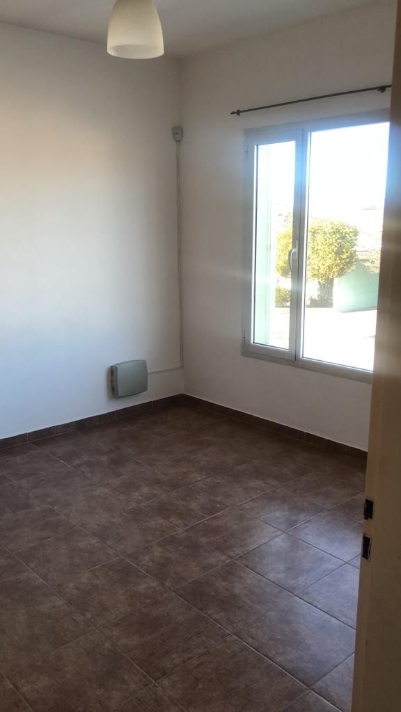 Dormitorio con ventana y piso cerámico