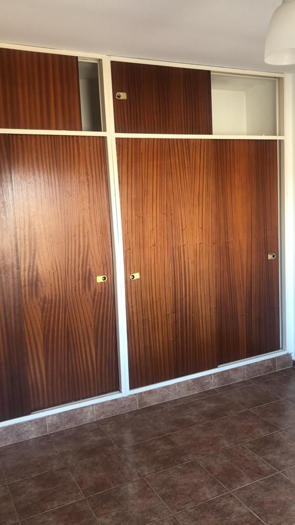 Placard empotrado de madera en el dormitorio