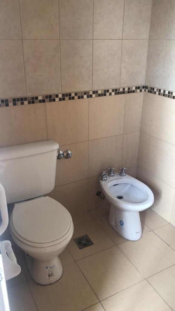 Baño con inodoro, bidet y guarda de venecitas